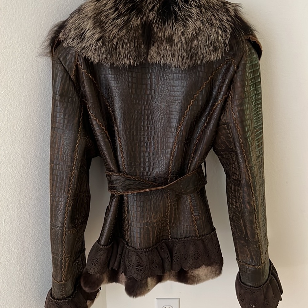 Luxurious Brown Leather Jacket with Fur Trim - Picture 3 of 4